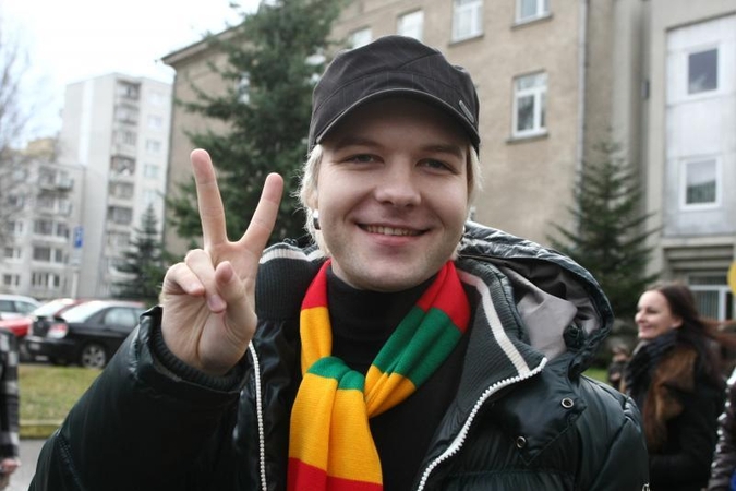 Vudis ieškos merginos, kuri sutiktų apsinuoginti jo muzikiniame klipe 