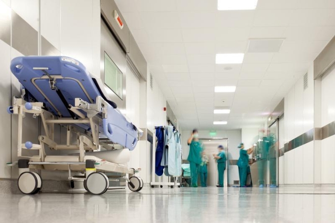 Indija: bėgdama nuo užpuolikų pro langą iššokusi susižalojo britė