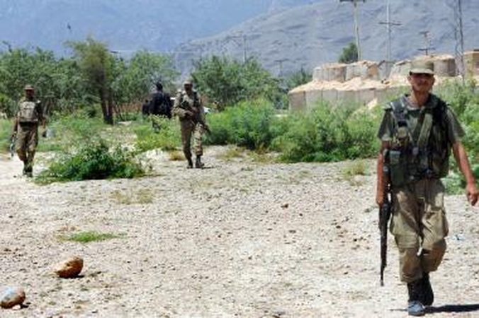 Pakistane per mirtininko išpuolį žuvo du kariai 