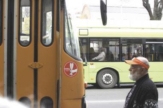 Be bilieto važiavęs keleivis Kaune sumušė kontrolierių