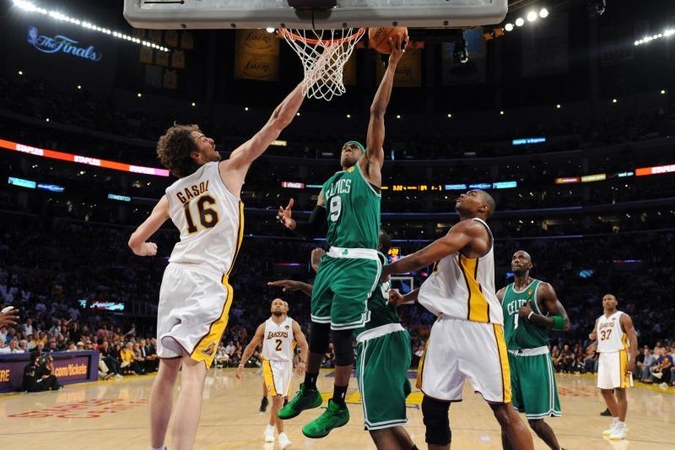 „Lakers“ nepanoro už P.Gasolį įsigyti R.Rondo