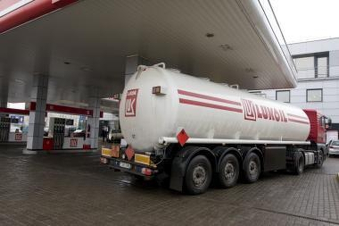 „Lukoil Baltija" pusę parduodamo benzino ketina importuoti