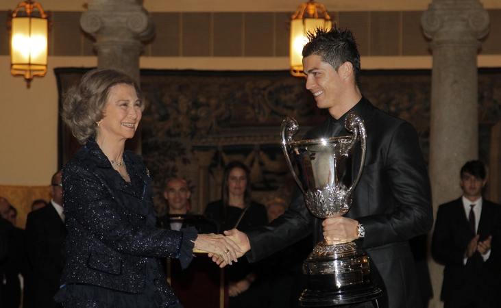 Apsijuokė: C. Ronaldo į Karališkuosius rūmus žengė žiaumodamas gumą