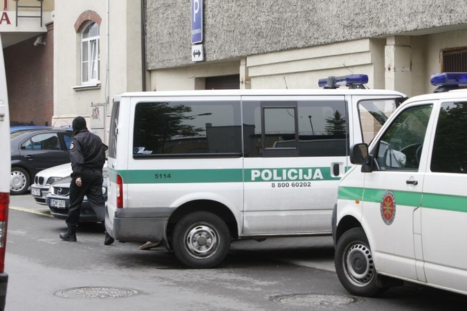 Dviejų kaimynų nužudymu įtariama kaunietė stos prieš teismą