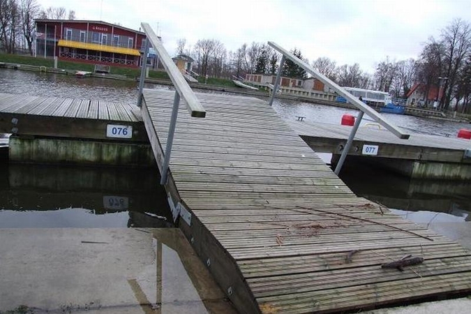 Šilutės mažųjų laivelių uosto nekokybišką inventorių gadina gamta