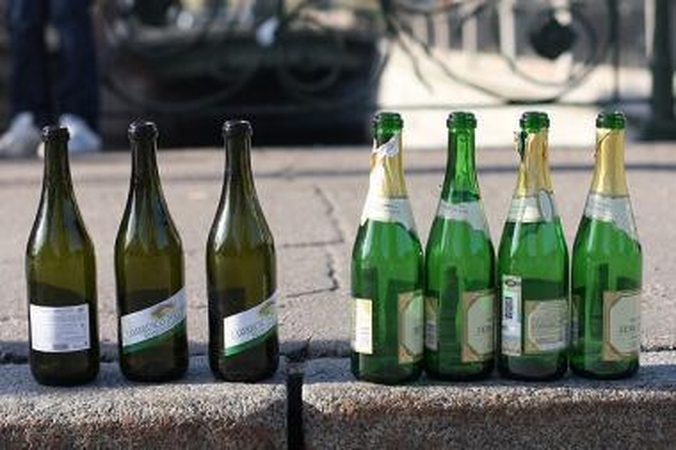 Trenkė šampano buteliu per galvą 