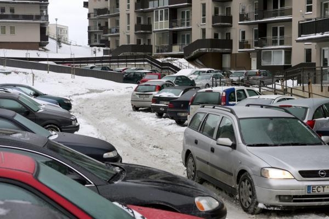 Nenaudojami automobiliai bus šalinami iš Vilniaus kiemų