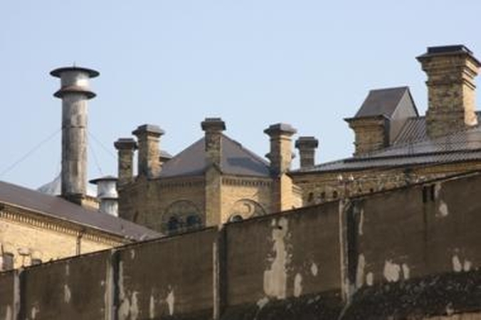 Lukiškių tardymo izoliatoriaus kalėjimo viršininkas kaltinamas kalinių išnaudojimu