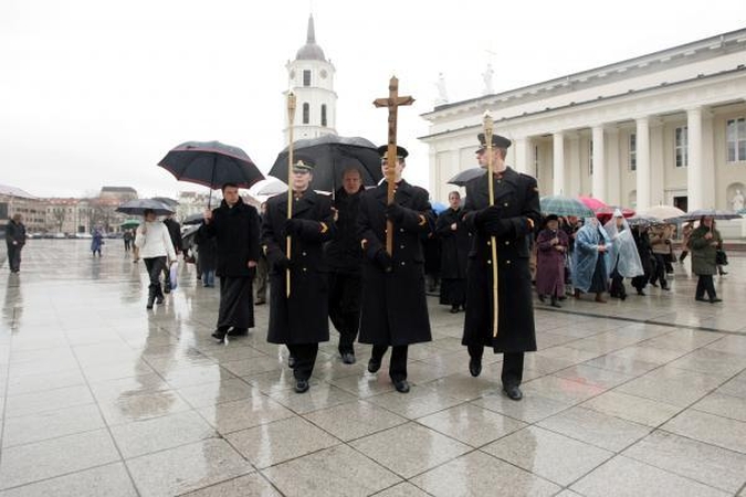 Didįjį penktadienį tikintieji paminėjo eidami Kristaus kryžiaus kelią 