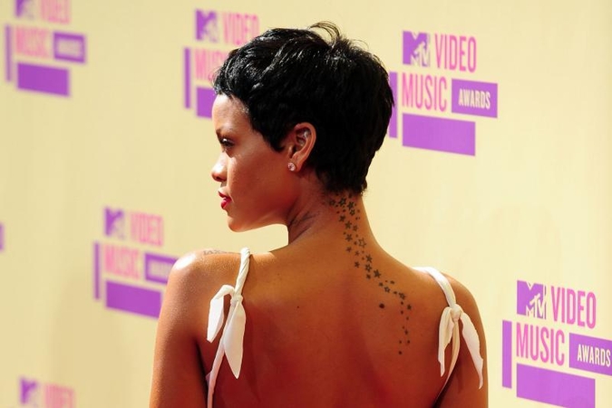 Rihanna šokiruoja: šukuosena, suknelė, nagai (nuotraukos)