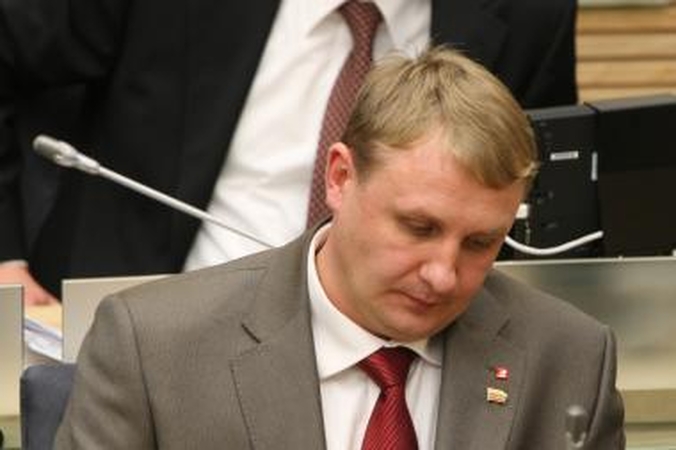 Socialdemokratų etikos sargai siūlo iš partijos šalinti Seimo narį A.Šedžių