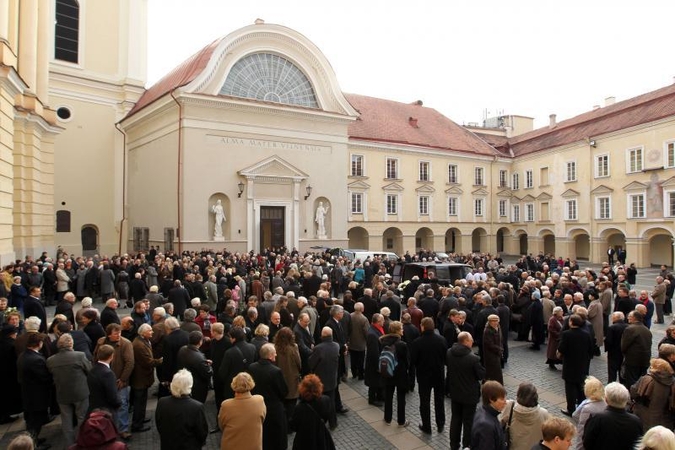 Į amžino poilsio vietą išlydėtas profesorius J.Kubilius