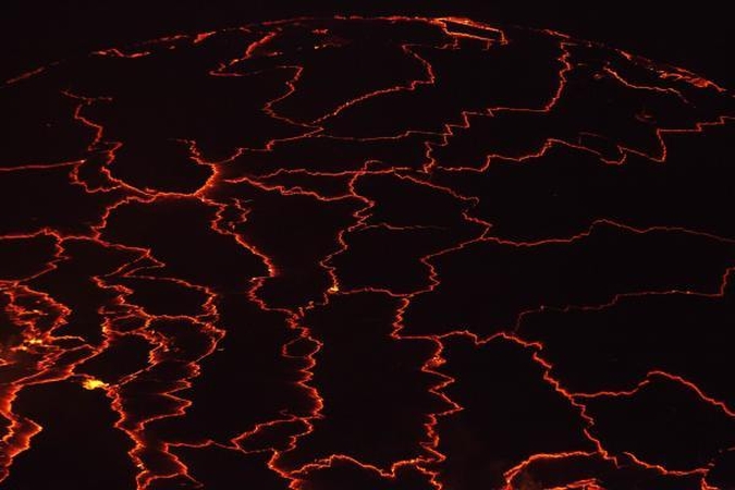 Nyiragonge naktį spindi lavos ežeras 