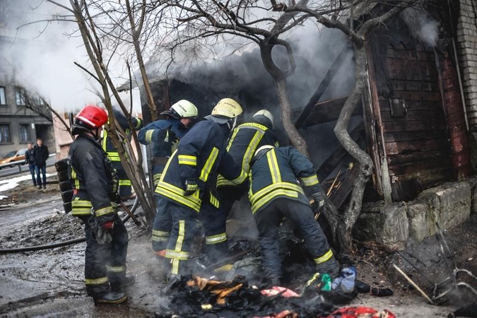 Parodos gatvėje kilusį gaisrą gesino trys autocisternos