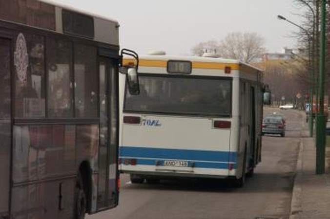 Po autobuso ratais moteriai lūžo koja 
