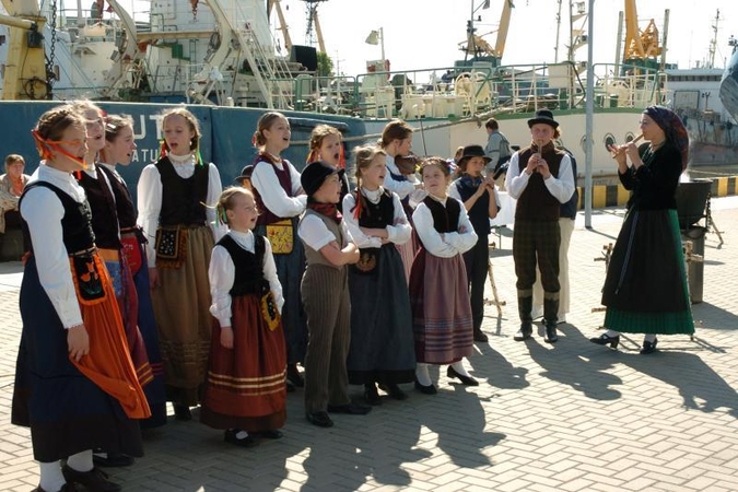 Jaunieji folkloro entuziastai laukiami „Alkiukų” ansamblyje