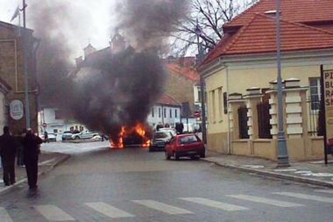 Vilniuje liepsnojo inkasatorių automobilis su pinigais (papildyta)
