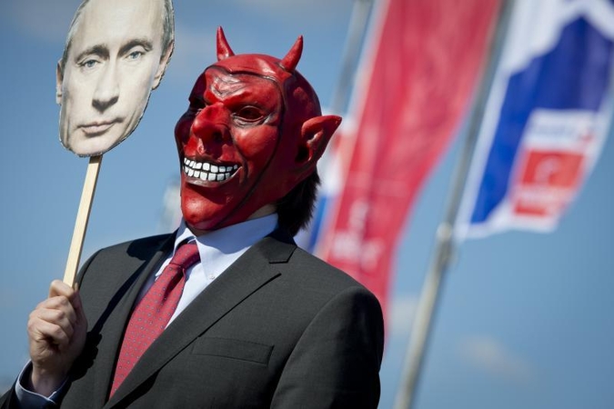 Krūtines apnuoginusios aktyvistės protestavo prieš V. Putino vizitą