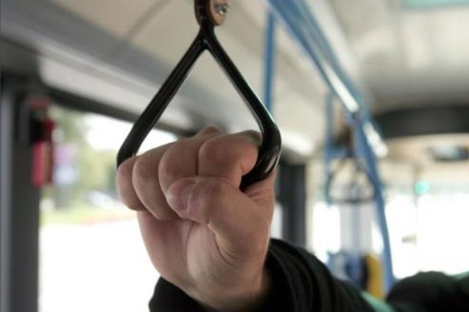 Staigiai stabdęs autobuso vairuotojas sužalojo dvi keleives