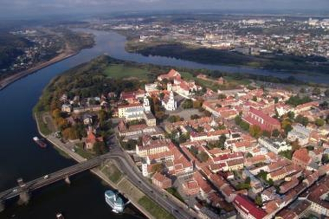 Miesto partneriai puikuosis ant stendo prie savivaldybės