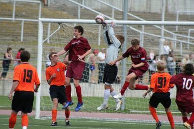 Jauniai futbolo turnyrą pradėjo pergale