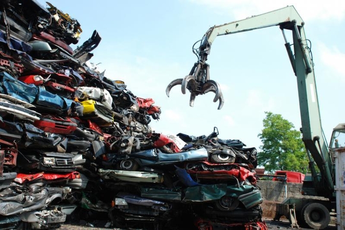 Nevažiuojančių automobilių savininkai vengia baudų