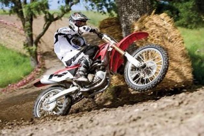 Motociklų kroso meistrai lenktyniaus Latvijoje
