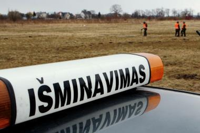 Apleistame sandėliuke rasti signaliniai šoviniai ir sprogmenys