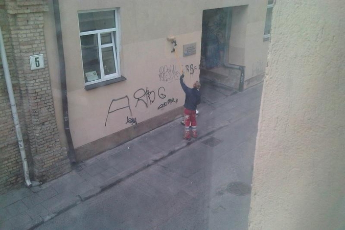 Sostinė „valosi“ nuo grafiti užrašų