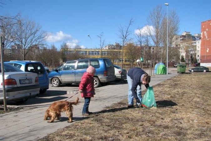 Pievą išvadavo nuo keturkojų išmatų ir šiukšlių