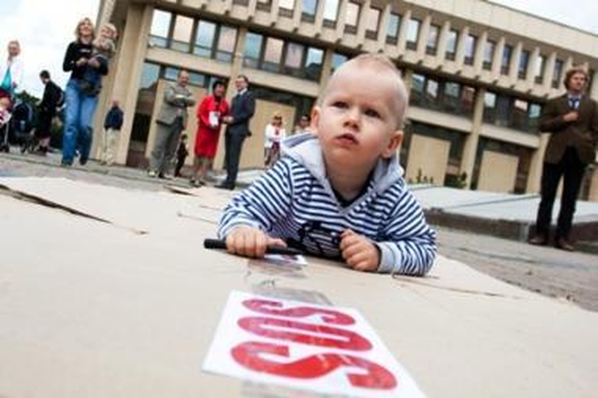 Tėvų ir mamų proteste - žiūronai A.Kubiliui ir A.Valinskui