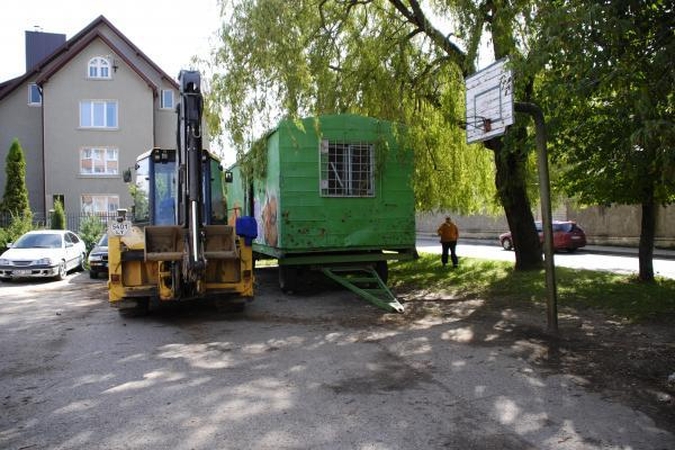 Statybininkai užėmė krepšinio aikštelę