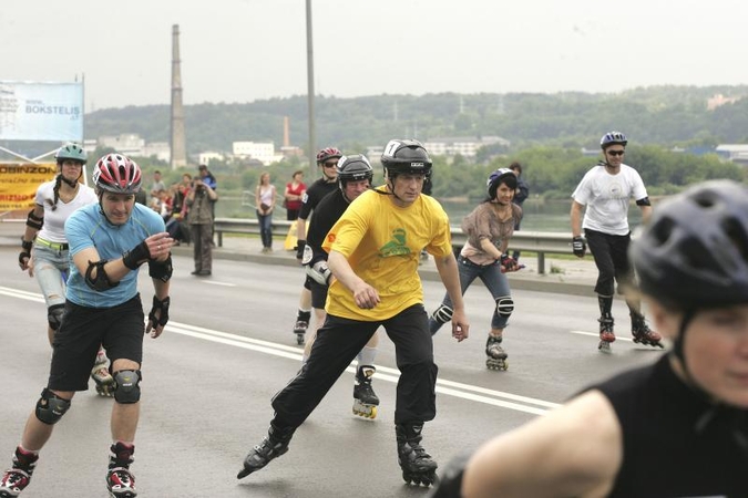 Kauno riedučių maratono dalyviai nebijo nei liūties, nei varlių