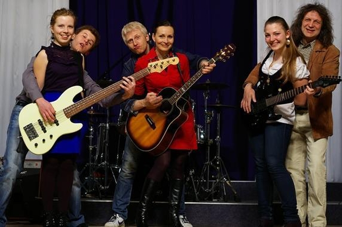 Klaipėdos „Menų valgykloje“– muzikuojantis išėjusios vasaros dvelksmas