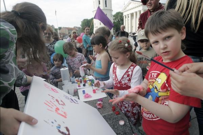 Tarptautinė vaikų gynimo diena – su violetiniu atspalviu