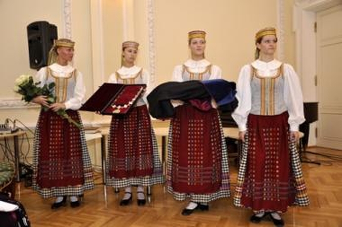 VDU: prof. A. Kelletatai ir prof. B. Genzeliui – Garbės daktaro regalijos