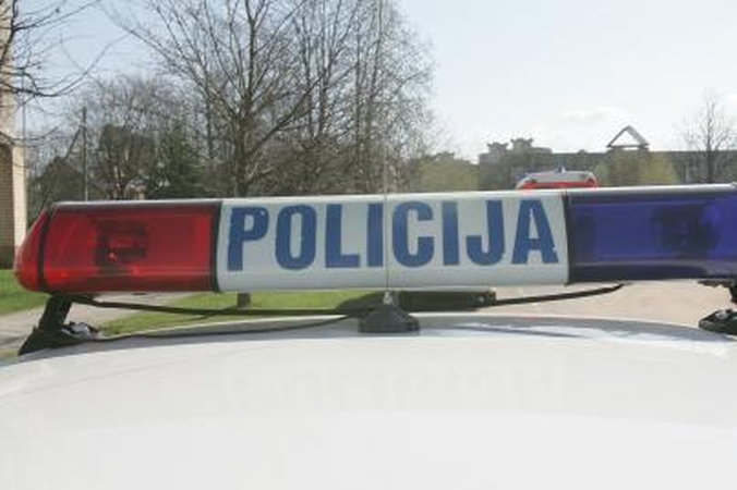 Įtariamieji bėgdami „taranavo" automobilius 