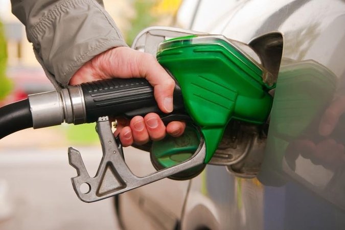 Ekspertai: brangstantys degalai automobilių atsisakyti neprivers