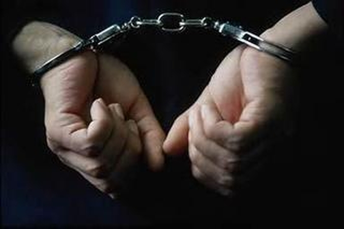 Girti vyrukai priešinosi policijos pareigūnams 