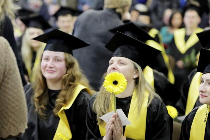 Šventė KU: socialinių mokslų studentams įteikti diplomai