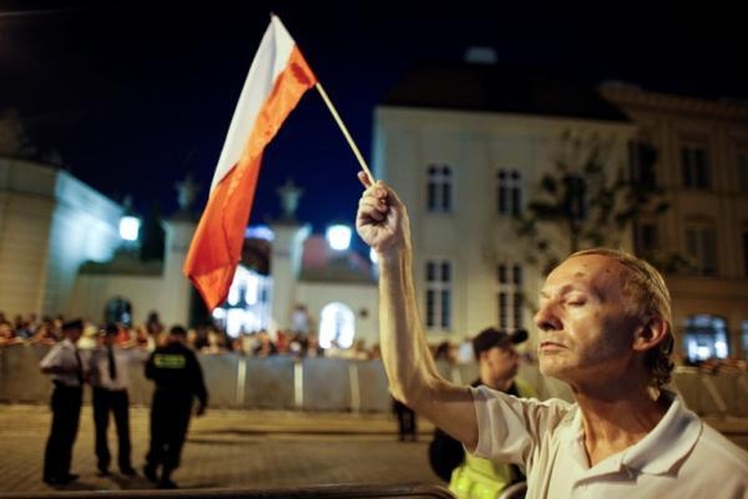 Prie prezidento rūmų Varšuvoje vyko mitingas, reikalaujama, kad atsistatydintų premjeras