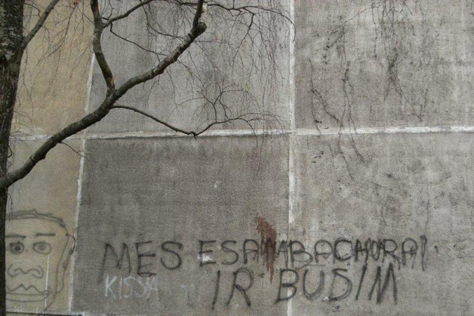 Sieną dažais nutepliojęs vandalas gali sėsti už grotų  