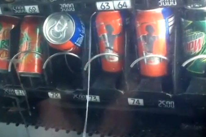 XXI a. „Operacija Y“: nemokamos limonado skardinės iš prekių automato