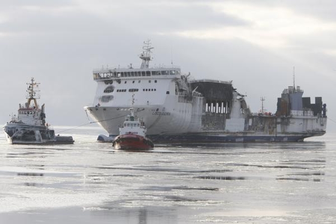 Sudegęs keltas "Lisco Gloria" parplukdytas į Klaipėdą 