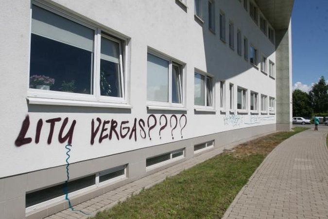 „Sodros“ pastatas išmargintas užrašais „Vagys“, „Kiek privogei?“
