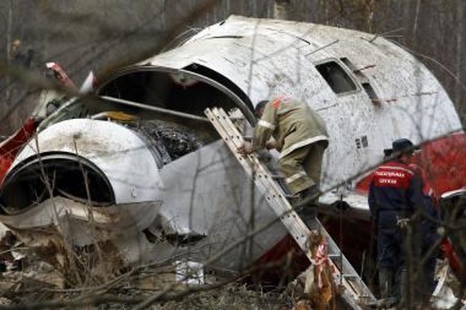Prie Smolensko sudužusio Lenkijos lėktuvo fragmentus tiria išminavimo ekspertai
