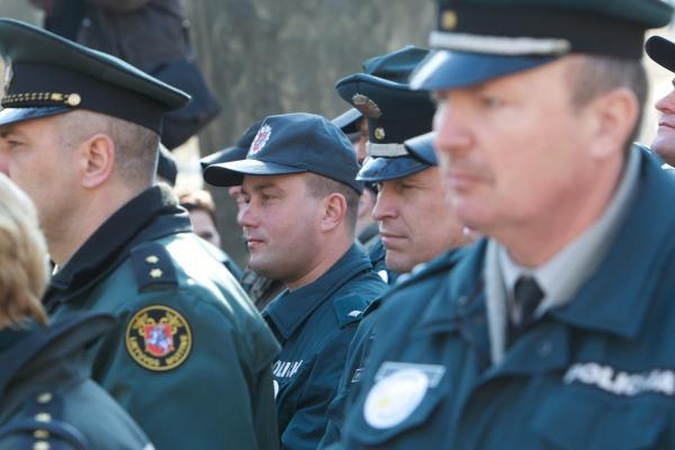 Vyriausybė: pareigūnų algos viršija šalies vidurkį