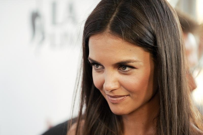 Katie Holmes jaučiasi persekiojama scientologų sektos narių