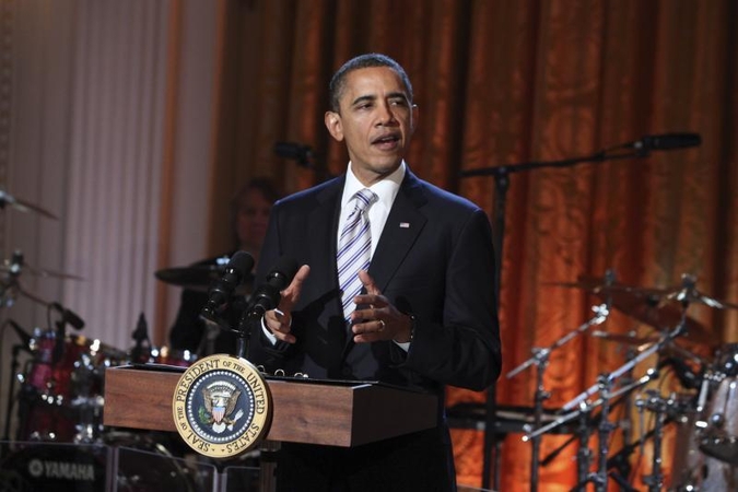 Šaudymas per filmą buvo „beprasmis blogis“, sako Obama (papildytas)