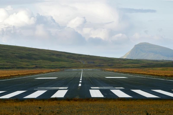 Areštuotas britas, kuris girtas vogta mašina važiavo oro uosto taku